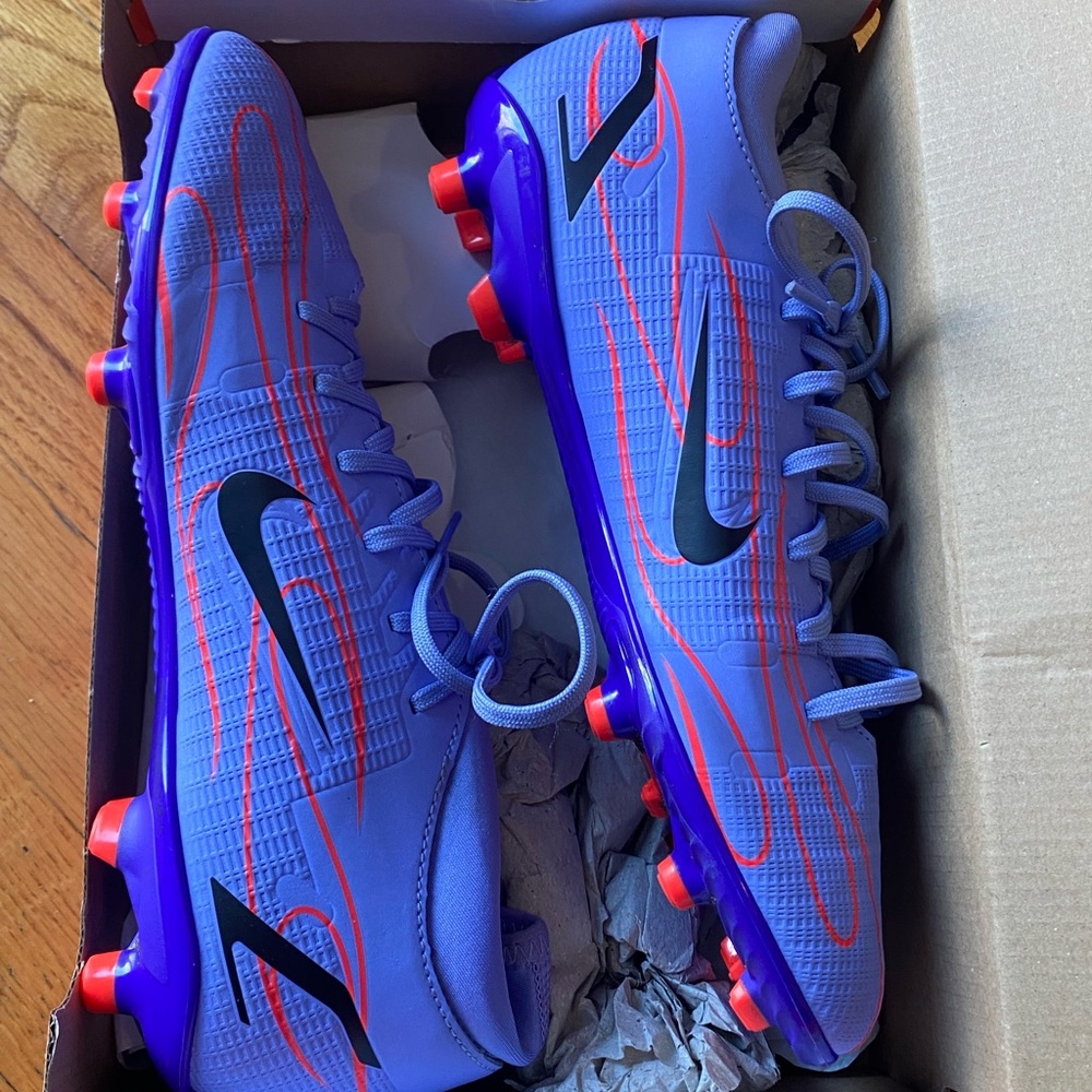 Brand new Nike soccer cleats women's size 9.5
